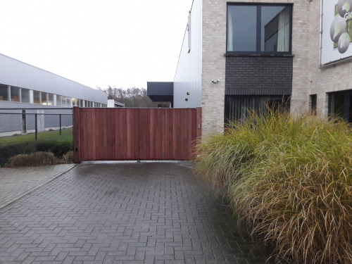 Houten Poort Aan Bedrijfsgebouw