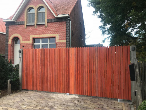 Elegante Padouk Poort Met Spitse Afwerking
