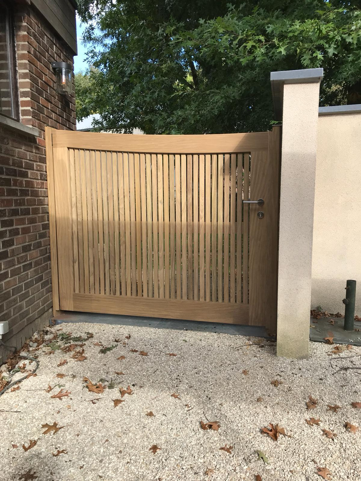 Licht Gebogen Met Smalle Open Spijlen Inliggend Mol