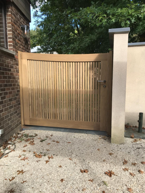 Licht Gebogen Met Smalle Open Spijlen Inliggend Mol
