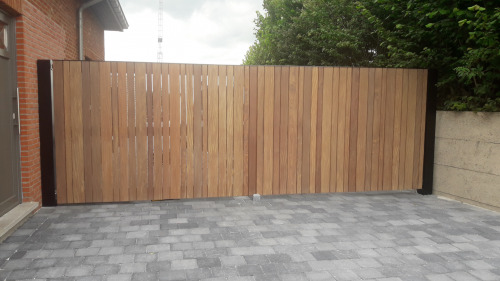 Houten Poort Moderne Uitvoering