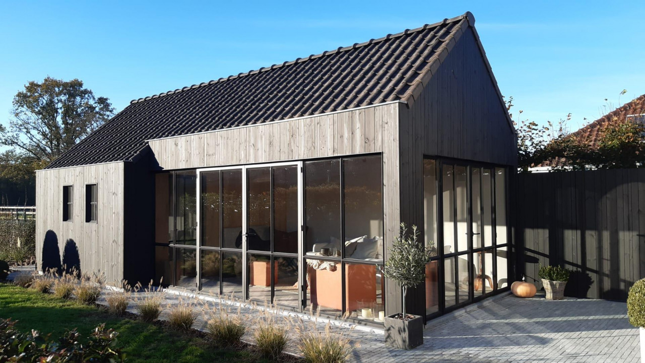 Landelijk Bijgebouw Zwarte Gevelbekleding