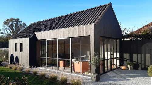 Landelijk Bijgebouw Zwarte Gevelbekleding