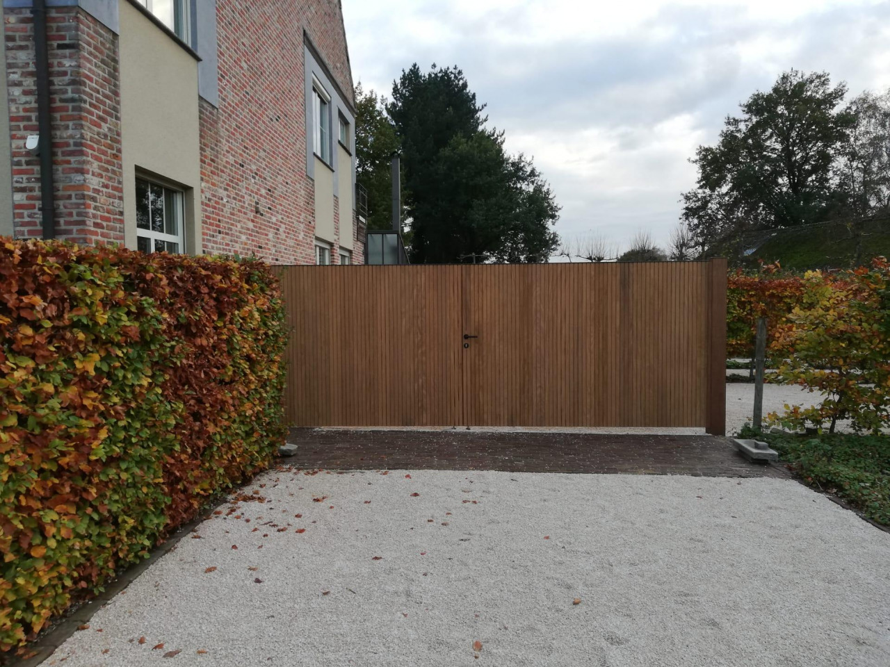 Afrormosia Poort Met Gesloten Dunne Latjes