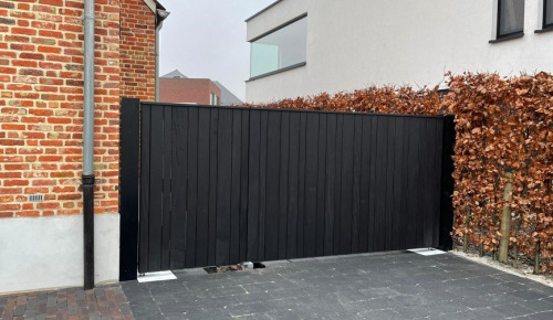 Zwarte Poort Met Wisselende Planken