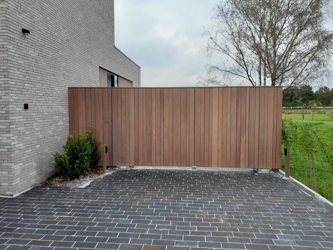 Moderne Houten Poort Afrormosia Retie 1