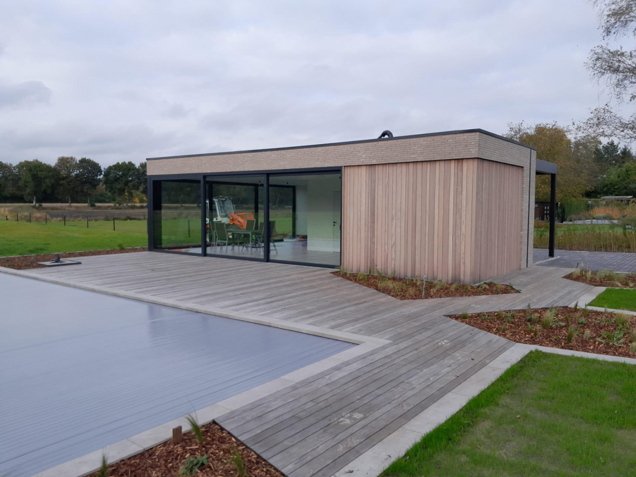 Poolhouse Met Afrormosia