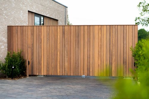 Strakke Houten Poort Afrormosia Retie