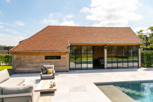 Landelijk Bijgebouw Met Tegelpannen