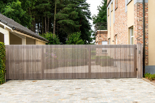 Moderne Schuifpoort Hout Afrormosia Geel