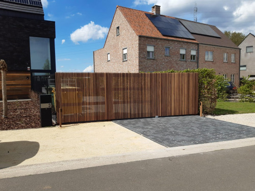 Strakke Padouk Poort Lichtaart