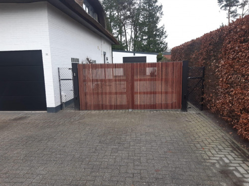 Strakke Padouk Poort Met Zwarte Alum Palen