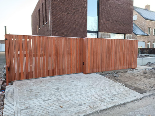 Strakke Padouk Poort Met Wisselende Breedtes