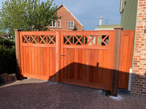 Padouk Poort Met Kruisjes Mol