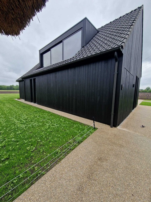 Bijgebouw Met Garage Fitness En Badkamer Met Zwarte Bekleding Kempen 12