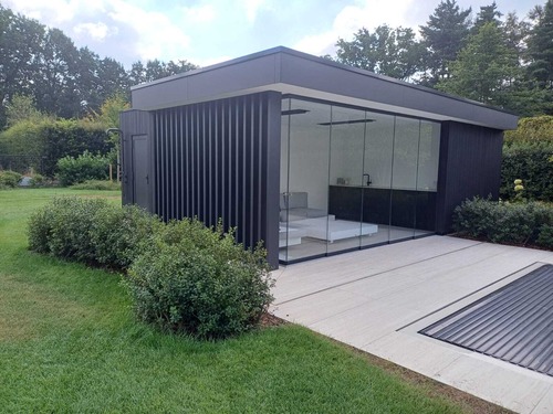 Poolhouse Met Zwarte Bekleding 1
