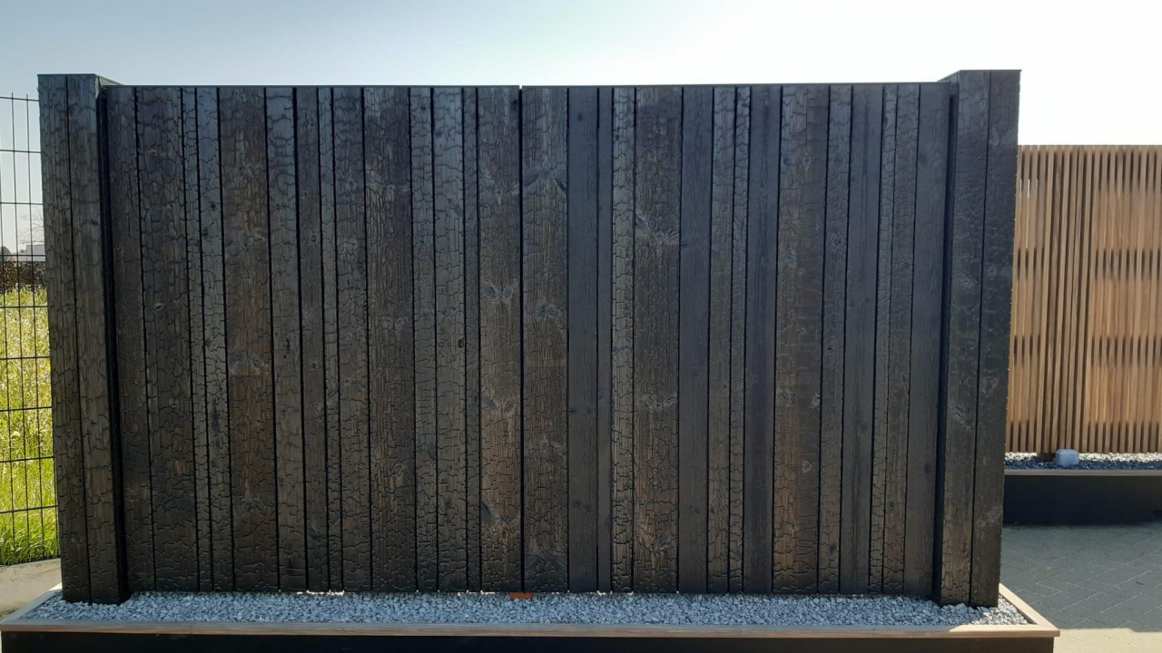 Poort Met Gebrand Hout